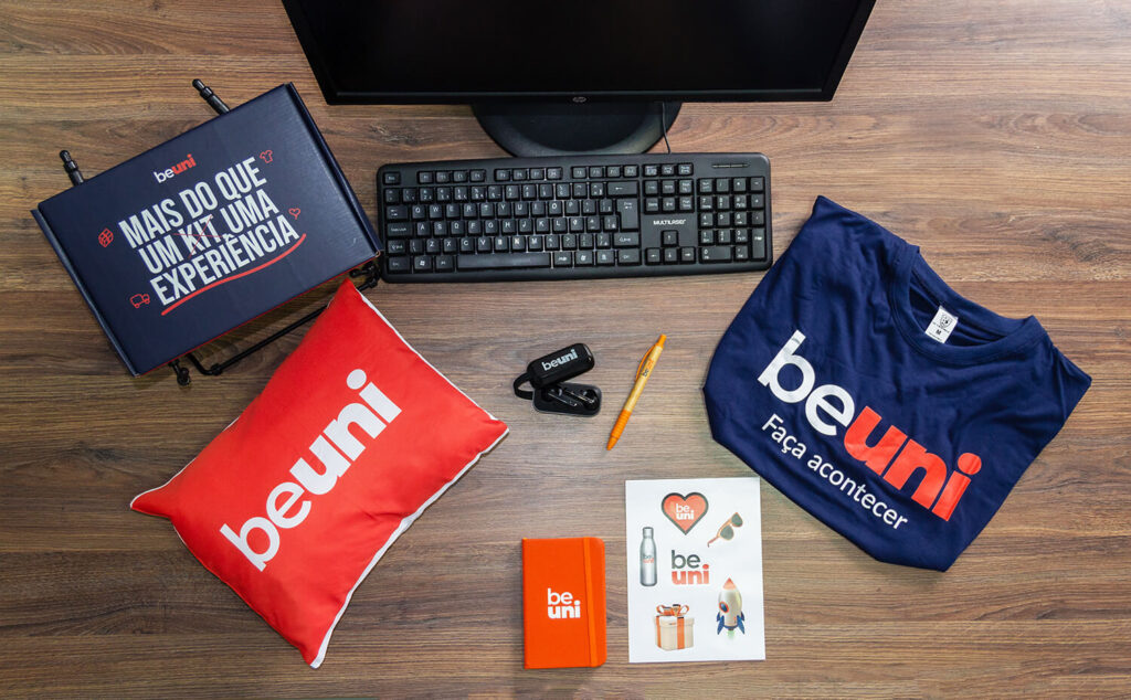 Caixa personalizada, almofada personalizada, fone de ouvido bluetooth personalizado, caneta personalizada, moleskine personalizada, cartela de adesivos personalizado e camiseta personalizada