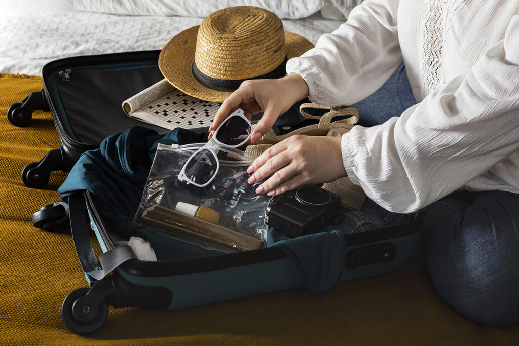 Mulher arrumando a mala para uma viagem, utilizando produtos personalizados