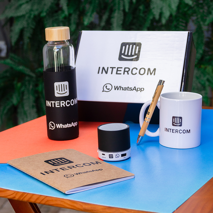 Garrafa personalizada, moleskine personalizado, caneta personalizada, caixa de som personalizada, caneca personalizada e caixa personalizada para o kit onboarding da Intercom