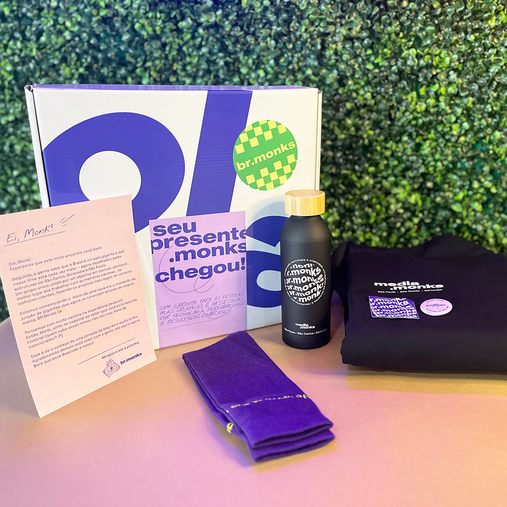 Carta personalizada, meia personalizada, squeeze personalizada, adesivo personalizado, bottom personalizado, moletom personalizado e caixa personalizada para o kit onboarding da media.monks