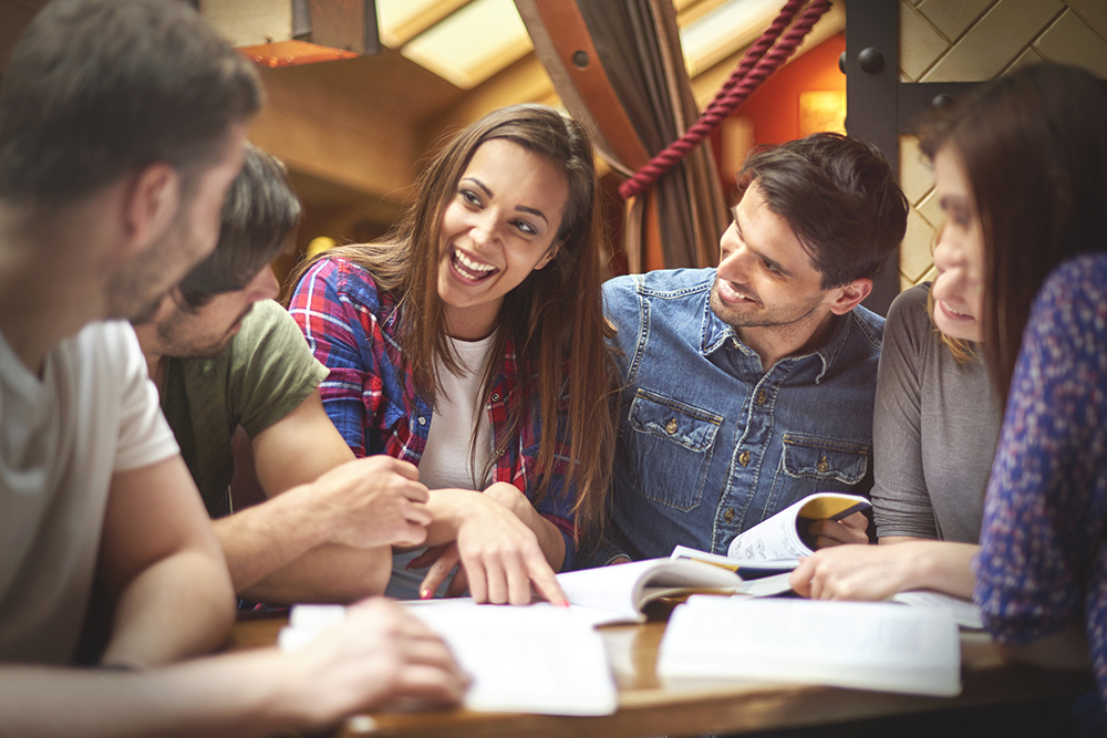 Alunos felizes estudando com os materiais recebidos em um kit personalizado