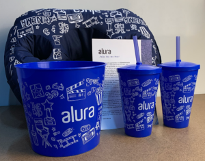 Kit composto por uma almofada personalizada para balde de pipoca e 2 copos, balde de pipoca personalizado, copo personalizado e carta personalizada para a Alura.