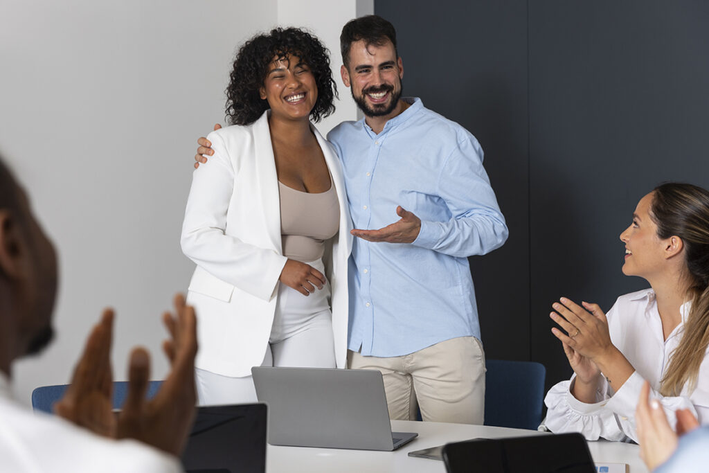 Colaboradora sendo recebida em seu processo de onboarding na empresa
