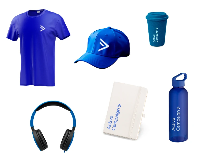 Conjunto de produtos personalizados da Active Campaign, incluindo camiseta azul, boné, caneca, garrafa, caderno e fones de ouvido