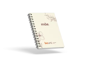 Caderno com a palavra 'mãe' e detalhes florais, ideal para mães e presentes. Feito pela marca Beuni.