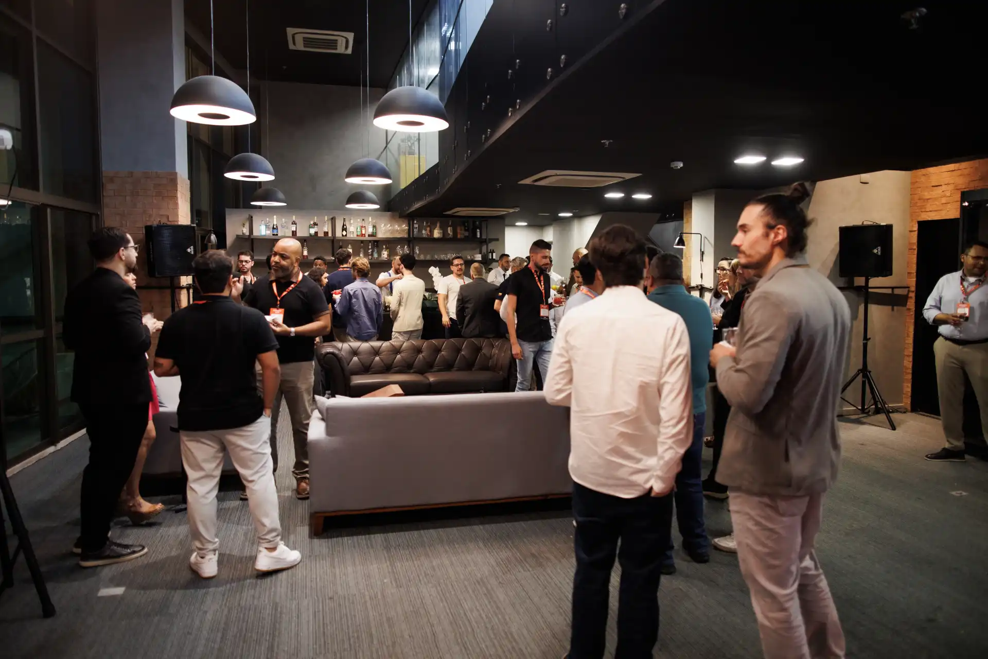 Imagens de networking em evento profissional com diversas pessoas conversando em um ambiente moderno e descontraído, ideal para networking e interação social.