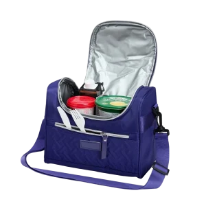 Bolsa térmica roxa com alimentos dentro, ideal para manter a temperatura e transportar refeições de forma prática.