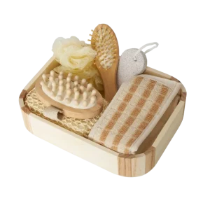 Caixa de cuidados pessoais contendo esponjas, escovas e toalhas para um banho relaxante e revigorante.