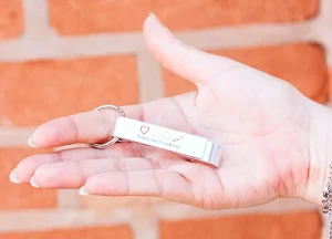 Chaveiro de segurança global em mãos, ideal para emergências e identificação médica. Prático e essencial para sua proteção pessoal.