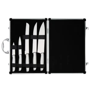 Conjunto de facas profissionais com cabos prateados, organizadas em estojo de transporte elegante, ideal para chefs e amantes da culinária.