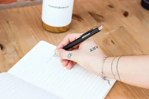 Bloco de anotações + caneta estilizada Ideias de brindes para promover a saúde mental no ambiente de trabalho 