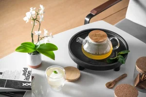 Copo ou garrafa para infusões com chás relaxantes Ideias de brindes para promover a saúde mental no ambiente de trabalho 