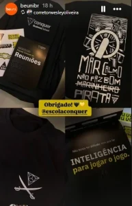 Imagem de materiais de estudo e livros relacionados a estratégias de jogo e inteligência, incluindo um destaque para o livro 'Reuniões'. A imagem também mostra uma inscrição de agradecimento ao perfil '@escolaconquer' e referências a temas como conquistas, jogo inteligente e preparação para desafios.