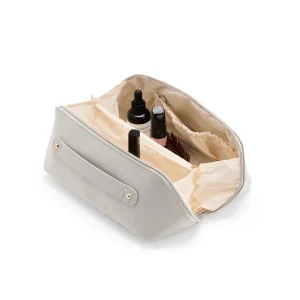 Necessaire com creme hidratante  Aqueça Leads frios com 9 ideias de brindes de inverno