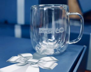 Caneca de vidro personalizada com a marca Brasif 60 anos, um dos itens do kit comemorativo