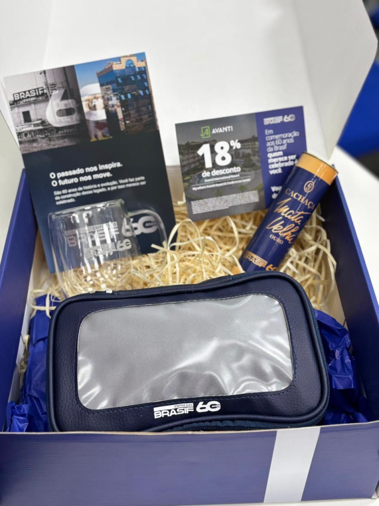 Kit aberto da Brasif com cachaça personalizada, nécessaire, caneca e cartão comemorativo de 60 anos